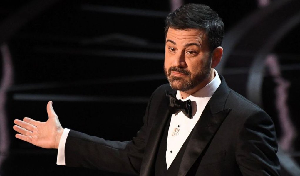 Estreando como apresentador do Oscar, o comediante Jimmy Kimmel fez do presidente dos Estados Unidos, Donald Trump, o alvo de suas piadas durante a premiação da Academia de Artes e Ciências Cinematográficas na noite deste domingo, debochando do tumulto político em curso no país e no mundo desde que o ex-apresentador de reality show tomou posse