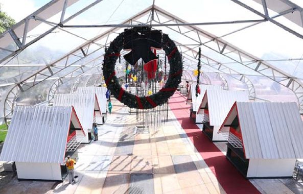 O Show de Natal 2018 da Organização das Voluntárias de Goiás (OVG) valoriza e homenageia a cultura goiana; o artesanato e folclore regionais serão os diferenciais da festa natalina deste ano, que será aberta à visitação nesta sexta-feira, dia 1.º de dezembro, pelo governador Marconi Perillo e pela presidente de honra da OVG, primeira-dama Valéria Perillo, às 19h30, na Praça Cívica; a decoração foi produzida pela OVG em parceria com o Sebrae Goiás e com a Cooperativa de Artesãos do Estado de Goiás, que participou da confecção de enfeites para a Aldeia