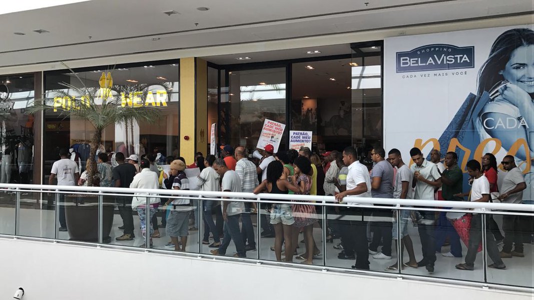 O Sindicato dos Trabalhadores em Limpeza da Bahia (Sindilimp-BA) continua em campanha por melhores condições salariais e volta a cobrar diálogo com as empresas terceirizadas do governo do Estado, da prefeitura de Salvador e do setor privado; nesta terça-feira (27), os sindicalistas ocuparam o SAC do shopping Bela Vista como protesto e como uma forma de advertência à falta de negociação; a coordenadora-geral do Sindilimp-BA, Ana Angélica Rabello, disse que a campanha vai continuar em outros espaços comerciais e os trabalhadores de asseio e conservação vão aderir à greve geral de sexta-feira (30)