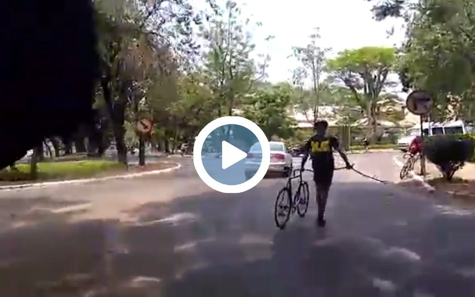 Tiago Canabarro, assessor parlamentar do deputado Darcísio Perondi (PMDB-RS), tentou atropelar seis ciclistas na Asa Sul, em Brasília; após xingar e jogar o carro em cima dos jovens, o assessor saiu do automóvel e tentou agredi-los com uma faca; o assessor foi liberado após assinar um termo circunstanciado por tentativa de agressão e responderá ao inquérito em liberdade