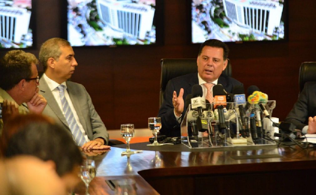 O governador Marconi Perillo afirmou na manhã desta terça-feira que, se for necessário, aceita fazer acareação com delatores da Odebrecht que fizeram acusações contra ele; executivos da empreiteira afirmaram que o tucano pediu dinheiro de campanha via caixa 2. Na manhã de hoje, Marconi apresentou provas e vídeos que expõem as contradições dos delatores. "Isso (acareação) quem vai decidir é o STJ, mas se for preciso eu faço sem nenhum problema", disse Marconi; durante pouco mais de uma hora, o governador fez pronunciamento à imprensa e mostrou documentos que confrontam as versões dos executivos da empreiteira