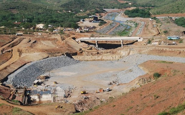 As obras da transposição do São Francisco que beneficiaria o Ceará estão novamente enfrentado problemas. Ontem (25), o Tribunal Regional Federal da 1a. Região suspendeu, por liminar, o resultado da licitação que iria possibilitar a retomada dos trabalhos