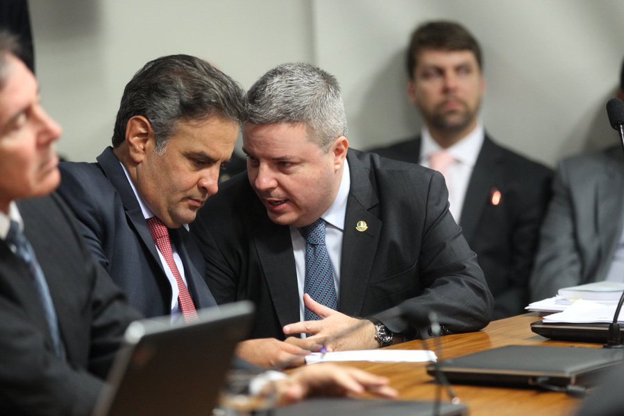 O ministro Edson Fachin, relator da Lava Jato no Supremo Tribunal Federal, autorizou a Polícia Federal a buscar registros de entrada e saída em prédios por pessoas do grupo político de Aécio Neves em locais onde os delatores revelaram ter sido entregue dinheiro de propina destinada ao senador tucano; Fachin deu 30 dias para que os investigadores apurem esses registros