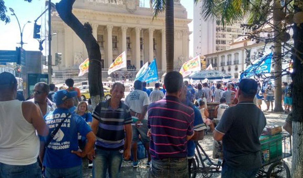 Os funcionários da Cedae iniciaram nesta segunda-feira (20) uma greve que deve ser mantida durante o tempo em que a privatização da estadual for discutida na Assembleia Legislativa do estado (Alerj); texto-base do Projeto de Lei 2.345/17, que autoriza a venda de ações da empresa estadual, foi aprovado na Casa; privatização da companhia de abastecimento e tratamento de esgotos foi uma exigência da União para que um empréstimo federal de R$ 3,5 bilhões seja concedido ao governo fluminense