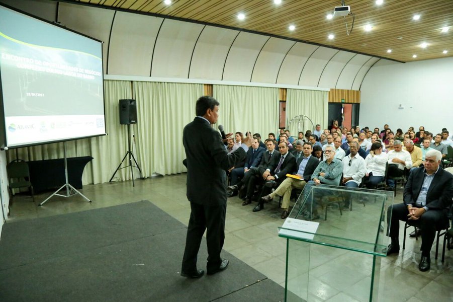 Governador Wellington Dias abriu do Workshop Encontro de Oportunidades de Negócios, que busca atrair empresários do Piauí na área de energias renováveis; o evento tem como objetivo de formar uma rede de fornecedores que atuarão no projeto do Complexo Eólico Lagoa do Barro; na primeira etapa do projeto será investido U$ 1,2 bilhão; o complexo também vai abranger os municípios de Campo Alegre do Fidalgo e Queimada Nova; serão oito parques eólicos que terão 195 MW de capacidade; a previsão é de que a construção tenha início no primeiro semestre de 2017 e entre em operação até janeiro de 2019; o empreendimento terá cerca de 430 torres eólicas 