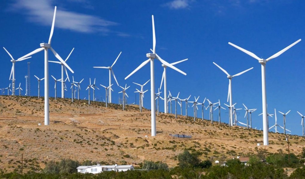 O senador Fernando Collor (PTC/AL) apresentou um projeto de lei propondo um marco legal da geração eólicaoffshore e visa incentivar a produção de energia eólica nos mares do Nordeste; justificativa é que a geração desse tipo de energia em águas marítimas apresenta notórias vantagens em relação às demais fontes energéticas que são exploradas atualmente, visto que o regime de ventos tende a ser constante e intenso, já que existem poucos obstáculos à sua fluidez, o que garante grande eficiência na conversão energética