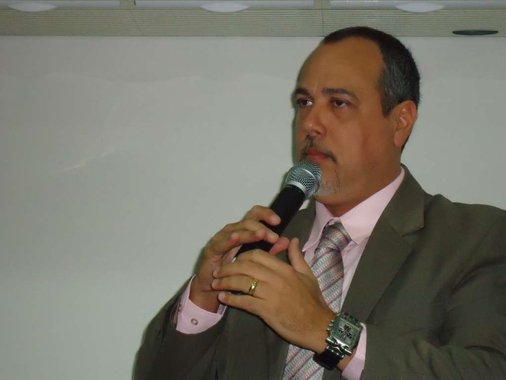 O Tribunal de Contas dos Municípios (TCM) determinou formulação de representação ao Ministério Público contra o ex-prefeito de Lauro de Freitas, Márcio Paiva, pedindo apuração sobre 'ato de improbidade administrativa' na contratação, por inexigibilidade de licitação, do escritório Pinheiro Moura Advogados Associados, 'em razão do exagerado valor da contratação', que foi feita no exercício de 2015, no valor de R$ 672 mil; 