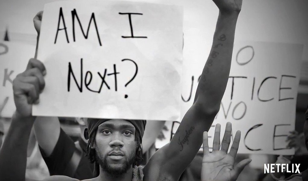 O corajoso filme concorreu ao Oscar deste ano com o título em português de A 13ª Emenda (13th), foi produzido pela Netflix, em 2016 e dirigido pela cineasta Ava Marie DuVernay, afro americana de 45 anos, nascida na Califórnia, ex-publicitária e autora de outro excelente filme, Selma: uma luta pela igualdade, sobre a marcha histórica liderada por Martin Luther King e seus companheiros; crítica de Léa Aarão Reis