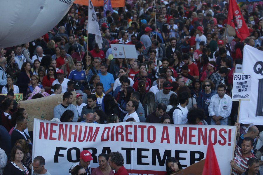 Tento disciplinar várias ideias em um só parágrafo, e talvez não tenha a felicidade de escrever claro. Devo escrever, por exemplo, "reforma" trabalhista ou reforma "trabalhista"? Onde pôr as aspas? Governo de Temer ou de temer? Mais; temor de Temer que a greve geral pudesse influenciar os deputados, neste presente de insulto para o trabalhador na semana antes do seu dia. Devo falar: todas as linguiças se fazem com material melhor que as leis no atual Congresso do Brasil