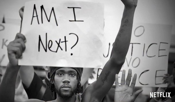 O corajoso filme concorreu ao Oscar deste ano com o título em português de A 13ª Emenda (13th), foi produzido pela Netflix, em 2016 e dirigido pela cineasta Ava Marie DuVernay, afro americana de 45 anos, nascida na Califórnia, ex-publicitária e autora de outro excelente filme, Selma: uma luta pela igualdade, sobre a marcha histórica liderada por Martin Luther King e seus companheiros; crítica de Léa Aarão Reis