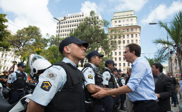 O governador Camilo Santana (PT) realizou, nesta terça-feira (28), a entrega de 205 novas motocicletas para a Polícia Militar, um investimento de R$ 5,5 milhões. De acordo com o chefe do Executivo, a compra dos veículos  faz parte do plano de dar maior mobilidade no atendimento policial, garantindo assim mais tranquilidade e segurança para a população. “O que temos aqui é mais um reforço. Temos feito vários investimentos na área de segurança. Esses equipamentos vão ajudar no patrulhamento motorizado da polícia, principalmente em Fortaleza. A motocicleta tem maior mobilidade, mais facilidade para entrar em determinadas áreas. É por isso que o Raio todo é motorizado”, declarou 