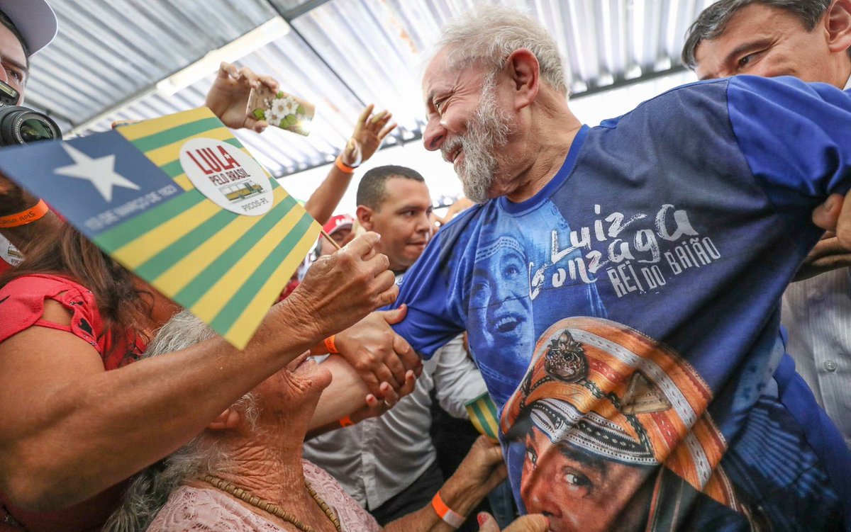 No meio dessa escuridão política ele decide arriscar uma caravana de ônibus por nove estados do Nordeste. Em oito é recebido por governadores. Em todos é saudado pelo povo como a esperança de que o país pode voltar a ser o que já foi