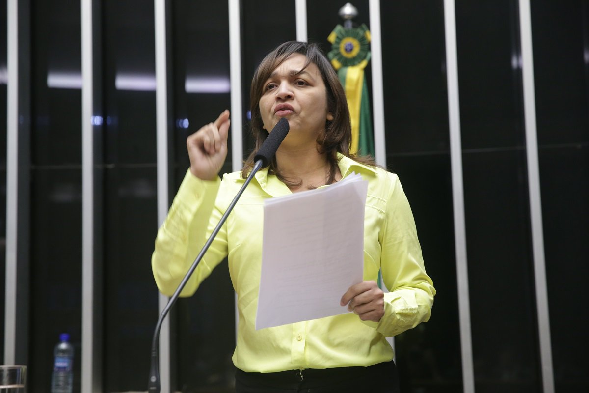 A deputada federal Eliziane Gama (PPS) reafirmou sua candidatura ao senado, em entrevista ao jornal O Estado do Maranhão. "Nossa candidatura é conduzida pelo partido. É uma candidatura que atende ao estado, atende aos movimentos de base que nos apoiam". Para disputa das duas vagas ao senado, em 2018, a base do governador Flávio Dino tem agora, além dos nomes dos deputados federais Weverton Rocha (PDT), Waldir Maranhão (PP) e Zé Reinaldo (PSB), a candidatura do PPS (Foto: Fatima 247) A deputada federal Eliziane Gama (PPS) reafirmou sua candidatura ao senado, em entrevista ao jornal O Estado do Maranhão. "Nossa candidatura é conduzida pelo partido. É uma candidatura que atende ao estado, atende aos movimentos de base que nos apoiam". Para disputa das duas vagas ao senado, em 2018, a base do governador Flávio Dino tem agora, além dos nomes dos deputados federais Weverton Rocha (PDT), Waldir Maranhão (PP) e Zé Reinaldo (PSB), a candidatura do PPS
