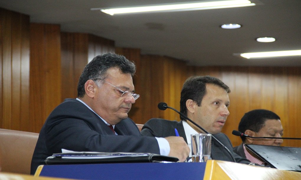 Atendendo a convocação do vereador Elias Vaz, o secretário de Finanças da prefeitura de Goiânia, Oseias Pacheco, esteve na Câmara Municipal para falar da situação financeira do Paço; Oseias disse que a prefeitura tem dinheiro em caixa, mas que não é suficiente para atender a todas as demandas; ele reafirmou que Iris recebeu de Paulo Garcia uma dívida de R$ 670 milhões, dos quais R$ 100 milhões teriam sido pagos; “Nem fechou o mês ainda e há mais de R$ 360 milhões em caixa. Quer dizer, crianças nas escolas sem merenda, falta de vagas nos CMEIs, mais de 60 pessoas aguardando leitos de UTI, as ambulâncias do Samu paradas por falta de manutenção e a prefeitura com dinheiro aplicado no banco”, criticou Elias