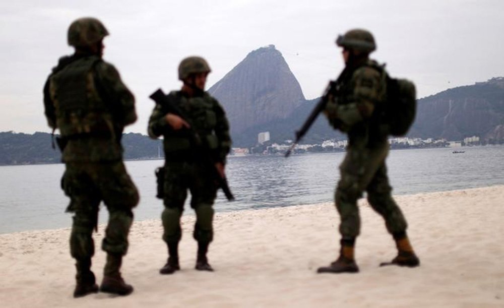 Militares durante patrulha no Rio de Janeiro. 19/07/2016. REUTERS/Ueslei Marcelino
