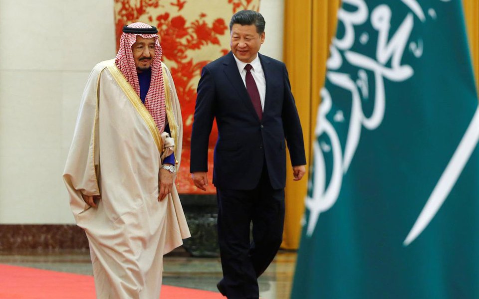 Economista Tulio Ribeiro afirma que o preço do petróleo negociado na moeda chinesa está mais perto de acontecer do que nunca; "Este novo paradigma diminuirá a demanda por dólar entre 600 a 800 bilhões por ano, gerando uma valorização da moeda chinesa e uma inflexão na estadunidense. De maneira geral, uma explicação realista é que para Ryad a História não reservou escolha. Atrasar esta nova prática significa perda de mercado, bem como manter reserva de riqueza numa moeda que não será mais unanimidade na liderança do mundo. A História retorna a 1974, desta vez pra cobrar a saída do dólar", afirma