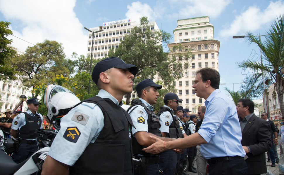 O governador Camilo Santana (PT) realizou, nesta terça-feira (28), a entrega de 205 novas motocicletas para a Polícia Militar, um investimento de R$ 5,5 milhões. De acordo com o chefe do Executivo, a compra dos veículos  faz parte do plano de dar maior mobilidade no atendimento policial, garantindo assim mais tranquilidade e segurança para a população. “O que temos aqui é mais um reforço. Temos feito vários investimentos na área de segurança. Esses equipamentos vão ajudar no patrulhamento motorizado da polícia, principalmente em Fortaleza. A motocicleta tem maior mobilidade, mais facilidade para entrar em determinadas áreas. É por isso que o Raio todo é motorizado”, declarou 