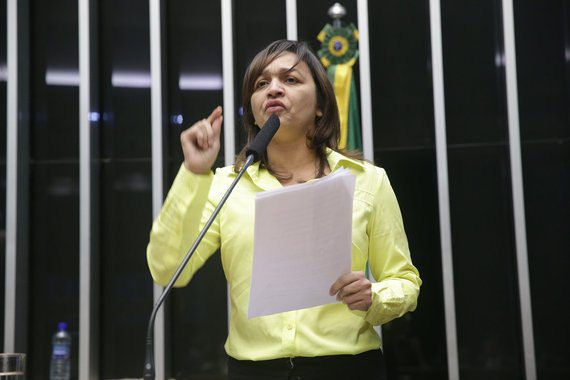 A deputada federal Eliziane Gama (PPS) reafirmou sua candidatura ao senado, em entrevista ao jornal O Estado do Maranhão. "Nossa candidatura é conduzida pelo partido. É uma candidatura que atende ao estado, atende aos movimentos de base que nos apoiam". Para disputa das duas vagas ao senado, em 2018, a base do governador Flávio Dino tem agora, além dos nomes dos deputados federais Weverton Rocha (PDT), Waldir Maranhão (PP) e Zé Reinaldo (PSB), a candidatura do PPS