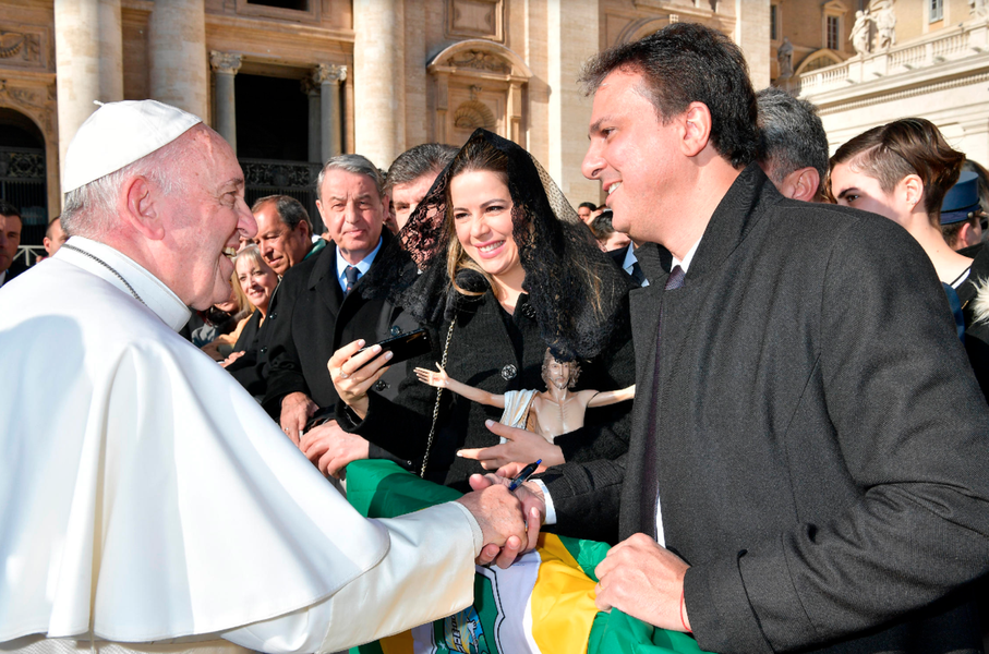 Um dia antes de encontro com o embaixador do Brasil na Itália, o governador Camilo Santana (PT) foi recebido pelo Papa Francisco, nesta quarta-feira (22), no Vaticano. O chefe do executivo cearense pediu bênçãos para o Estado do Ceará e entregou as imagens de Cristo e do padre Cícero ao papa. "Disse que éramos muito gratos pela reconciliação de padre Cícero com a Igreja, que só aconteceu graças a ele. O papa, inclusive, disse que está estudando a beatificação do padre de forma muito positiva”, afirmou Camilo