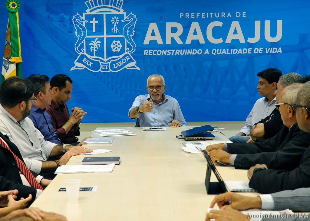 Conforme havia se comprometido com os taxistas, o prefeito Edvaldo Nogueira recebeu a direção do sindicato que representa a categoria, para ouvir a proposta de implantação de um sistema profissional de transporte e de taxi especial para a Zona Sul da cidade; no encontro, o gestor municipal estabeleceu uma comissão de trabalho formada por diretores da Superintendência de Transporte e Trânsito (SMTT) e por taxistas para, num prazo de 90 dias, estudar a viabilidade do projeto