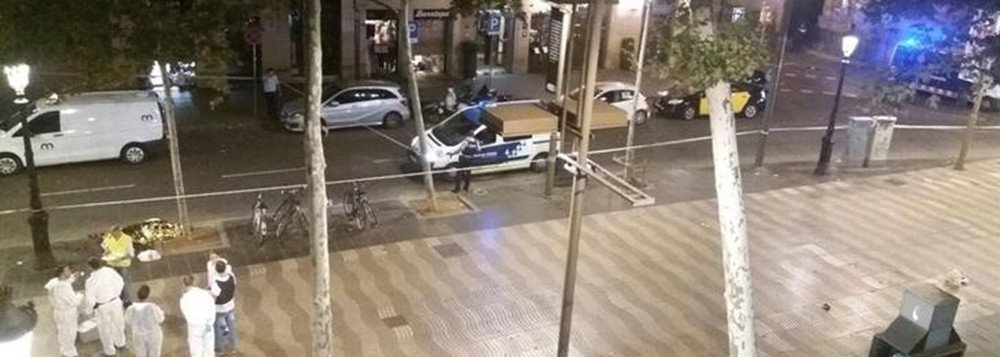 As autoridades locais da Catalunha identificaram outra vítima dos atentados nas cidades de Barcelona e Cambrils; trata-se de uma pessoa de nacionalidade americana, com a qual chega a nove o número de mortos já reconhecidos entre os 14 que perderam a vida no ataque; das nove pessoas identificadas, oito morreram no atentado de Barcelona e uma em Cambrils, segundo informou o Departamento de Interior do governo regional catalão; ainda há 13 feridos hospitalizados em estado crítico