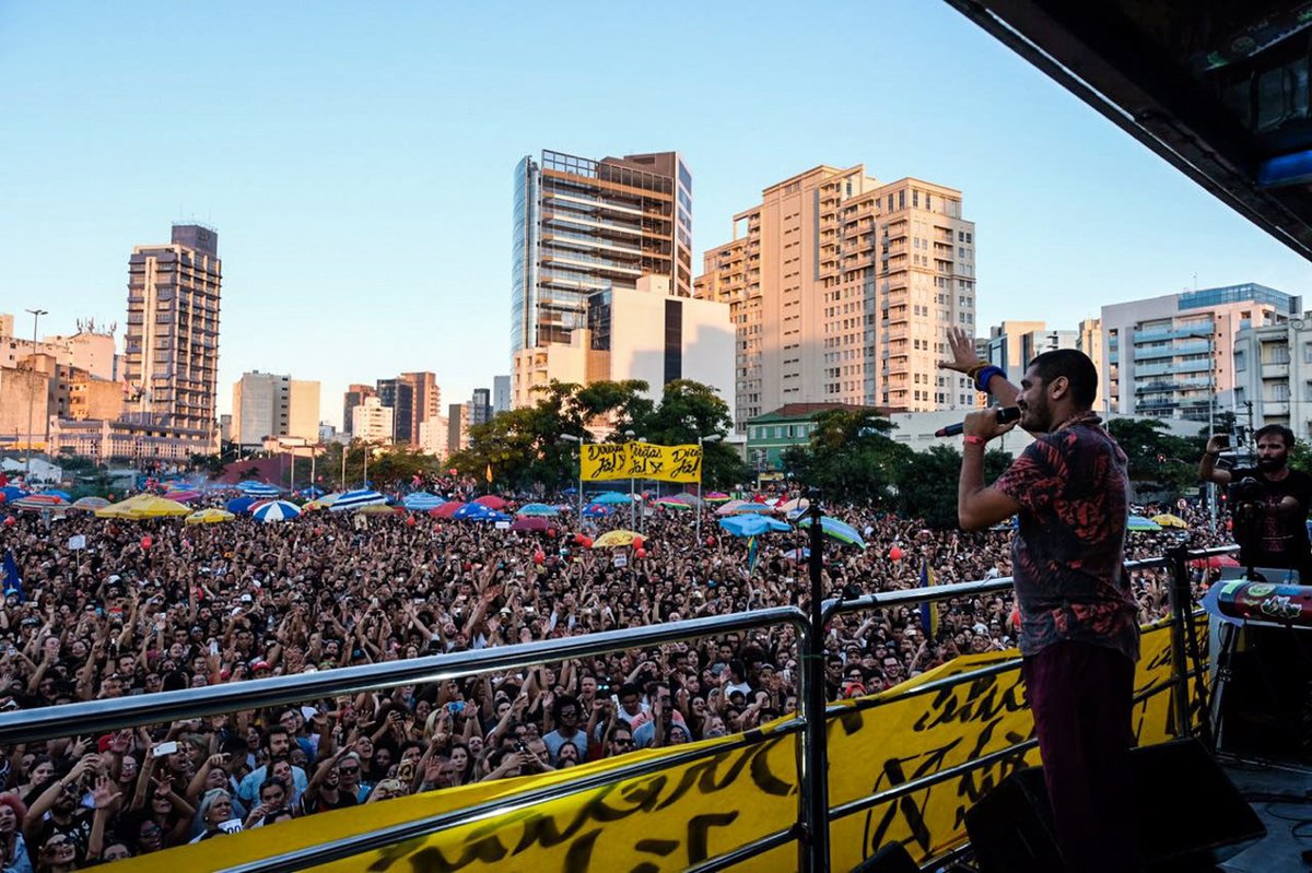 "Por trás de toda essa balbúrdia sobre uma eleição direta extemporânea – que se presta mais a reunir artistas militantes em shows gratuitos do que a incitar uma discussão séria sobre o futuro do País – está um grande esforço para desqualificar os políticos em geral. E todos sabem, ou deveriam saber, que essa destruição é tudo o que os demagogos querem", diz o jornal da família Mesquita, para quem o povo brasileiro deve ser privado de decidir sobre seu próprio destino; nos últimos dias, atos gigantescos por diretas foram realizados no Rio de Janeiro e em São Paulo