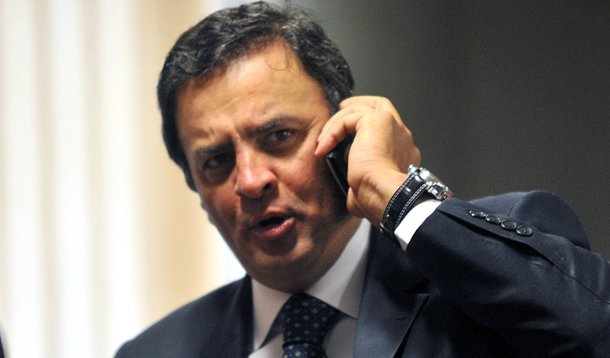 O montador de andaimes Mitil Ilchaer Silva Durao, que mora no município da Serra (ES), e aparece em um relatório da Polícia Federal como dono de um dos celulares apreendidos na casa do senador Aécio Neves (PSDB-MG), disse que ficou sabendo do caso na manhã desta quarta-feira (29) pelos jornais; Mitil disse que viu a notícia e que as informações batem, mas não sabe por que o nome dele está lá. "Não sei onde vem isso. Não tenho contato algum", disse o montador; além dele, também foi encontrado pela PF na casa de Aécio um telefone em nome do agricultor Laércio de Oliveira, que trabalha no cultivo de café em fazendas do interior de Minas