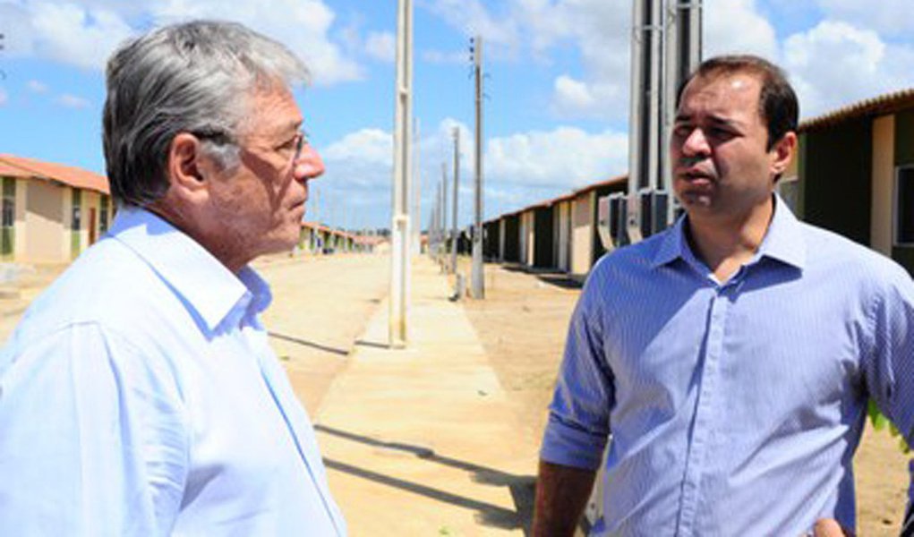 O Ministério Público Federal (MPF) ofereceu denúncia criminal à Justiça Federal em Alagoas contra o ex-governador de Alagoas, Teotonio Vilela (PSDB), o secretário de Ciência, Tecnologia e Insumos Estratégicos do Ministério da Saúde, Marcos Fireman, e outros acusados por desvio de dinheiro público; o MPF requer ainda à Justiça o sequestro dos bens e das quantias depositadas nas contas dos denunciados até o valor total de R$ 71 milhões; denúncia decorre da Operação Caribdis, da Polícia Federal (PF), que constatou os crimes de fraude à lei de licitação, corrupção passiva, organização criminosa e lavagem de capitais, entre os anos de 2009 e 2014, referente às obras dos trechos 3 e 4 do Canal do Sertão