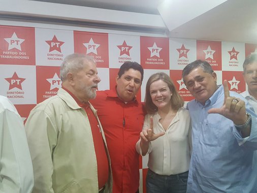 O presidente do PT Ceará, Fco. de Assis Diniz (De Assis) e o deputado federal José Guimarães estiveram reunidos ontem com o ex-presidente Luis Inácio Lula da Silva e a senadora Gleisi Hoffmann, na reunião da coordenação da campanha da senadora à presidência nacional do partido; na reunião foi tratada a agenda de mobilização para o Congresso do PT e o roteiro de visitas da candidata aos estados; Gleisi Hoffmann deverá participar de uma plenária de lançamento da candidatura, em Fortaleza, ainda neste mês de abril
 
 