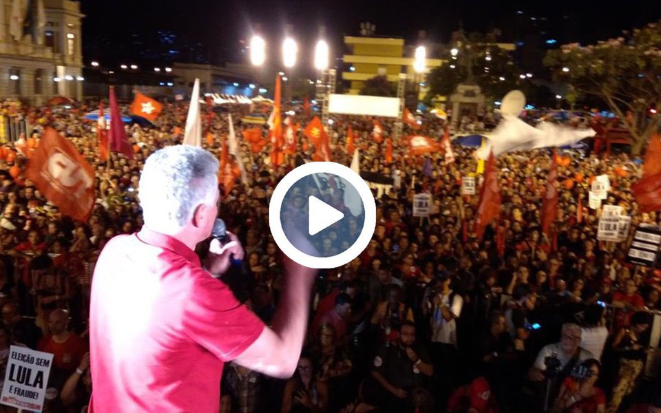 Em discurso no ato de encerramento da caravana de Lula em Minas Gerais, na Praça da Estação, o deputado estadual Rogério Correia reiterou as palavras do ex-presidente de que será possível reverter as medidas de Michel Temer se ele for eleito em 2018; "É a organização popular através da caravana, e o presidente Lula está convicto de algumas coisas importantes, e uma delas foi muito dito aqui, que é revogar os atos de Temer. os atos de Temer são todos antipopulares. Temer é um corrupto ilegítimo", disse Rogério Correia