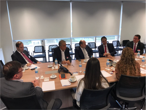 “Saímos muito otimistas com a decisão objetiva de retomada do diálogo entre o Governo do Estado, a Prefeitura de Fortaleza e a Latam para viabilizar o Hub da companhia no Aeroporto de Fortaleza, que já estará operando com a nova concessionária, a empresa alemã Fraport”, afirmou o prefeito Roberto Cláudio (PDT), após reunião com a Latam em São Paulo, na tarde de ontem (12). A presidente da empresa no Brasil, Cláudia Sender, disse que irá marcar uma conversa com o grupo alemão Fraport, que arrematou o aeroporto Pinto Martins