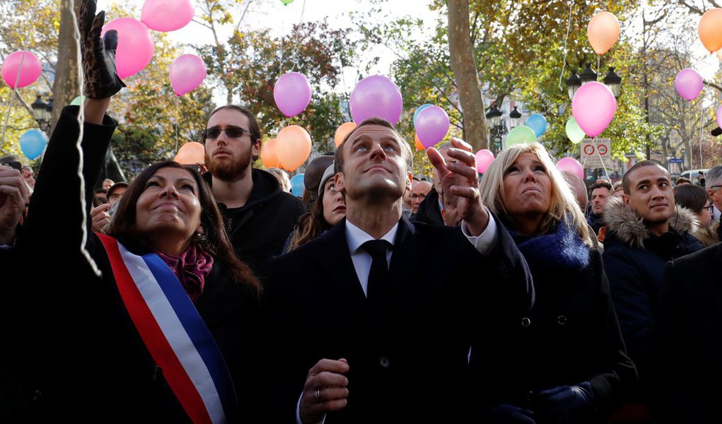 França, ainda em estado de alerta contra ataques de militantes islâmicos, prestou homenagem nesta segunda-feira às 130 pessoas que morreram quando atiradores e homens-bomba atacaram Paris dois anos atrás; Flores foram depositadas e os nomes das vítimas foram lidos em voz alta durante as cerimônias de homenagem silenciosas realizadas na presença do presidente francês, Emmanuel Macron, nos seis locais que foram alvos de ataques reivindicados pelo Estado Islâmico em 13 de novembro de 2015
