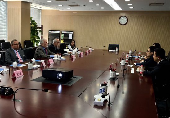 Projetos estratégicos do Governo da Bahia foram apresentados nesta sexta-feira em Pequim ao Fundo de Desenvolvimento Chinês para Países de Língua Portuguesa; os secretários estaduais Bruno Dauster (Casa Civil), Jaques Wagner (Desenvolvimento Econômico) e Fábio Vilas-Boas (Saúde), que integram a comitiva do governador Rui Costa na China, mostraram os projetos de grande relevância para a Bahia que podem ser financiados pela entidade chinesa