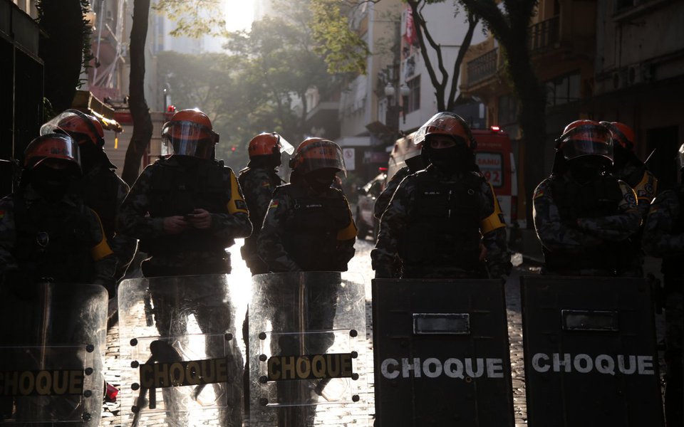 A fim de cumprir a reintegração de determinação da juíza Luciane Marcon Tomazelli, da 1ª Vara Cível do Foro Central, o Batalhão de Operações Especiais (BOP) da BM colocou barreiras bloqueando o trânsito na Rua dos Andradas entre as ruas General Bento Martins e Caldas Júnior; grupos contrários à reintegração estiveram fazendo uma vigília de apoio à ocupação; eles são principalmente ligados ao Movimento de Luta nos Bairros, Vilas e Favelas (MLB)