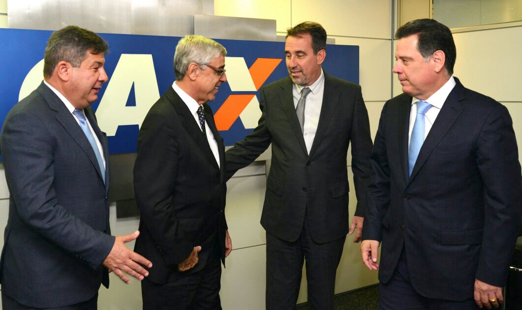 O governador Marconi Perillo e o presidente do TJ-GO, desembargador Gilberto Marques Filho, foram recebidos pelo presidente da Caixa Econômica, Gilberto Occhi, na sede do banco em Brasília; a pauta, a ampliação das parcerias com o Estado de Goiás e a possibilidade de a Caixa ser o banco oficial do TJ-GO; “Assim como o governo do Estado, o presidente do TJ-GO tem interesse em ter a Caixa como parceiro na conta única de lá”, afirmou Marconi Perillo; o executivo contraiu recentemente R$ 600 milhões em empréstimos junto à Caixa, como forma de ampliar o Programa Goiás na Frente na área de Habitação