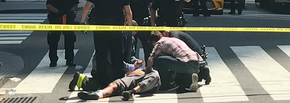 Socorristas e civis ajudam pedestres feridos por carro em alta velocidade na calçada da Times Square, em Nova York. 18/05/2017 REUTERS/Jeremy Schultz