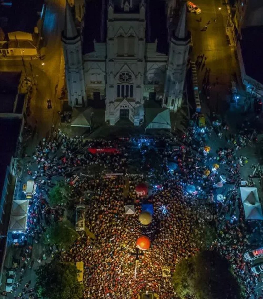Divulgada nas redes sociais pela senadora Gleisi Hoffmann (PT-PR), uma foto do ato do ex-presidente Luiz Inácio Lula da Silva em Montes Claros (MG) mostra o sucesso da segunda caravana de Lula - o ex-presidente já havia visitado os nove estados do Nordeste; nenhum outro político brasileiro consegue arrastar multidões como Lula