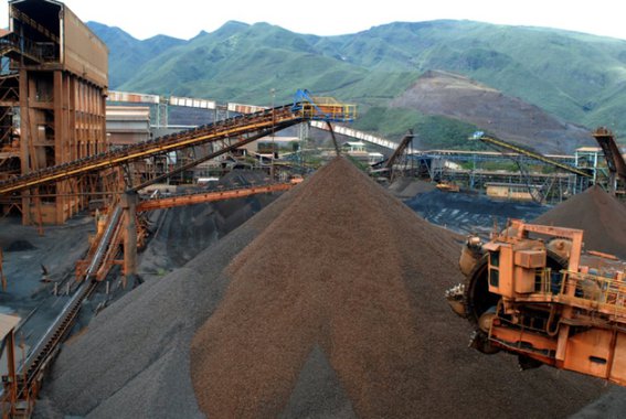 Embora Minas Gerais, maior exportadora de minérios do país junto com o Pará, tenha créditos a receber, em comparação ao que tem a pagar (algo em torno de R$ 135 bilhões) ao governo federal, tem sido tratada como colônia