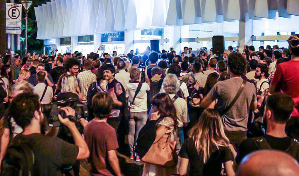 Manifestantes defendem a realização da exposição do artista Pedro Moraleida no Palácio das Artes, em Belo Horizonte (MG); a mostra, chamada de "Faça você mesmo sua Capela Sistina", foi acusada de "promover pedofilia e blasfêmia" por grupos na capital mineira; presente na manifestação, o secretário estadual de Cultura, Juca Ferreira, denunciou o que chamou de "barbárie" que tentaram fazer ao proibir a exposição, além de "produzir medo na sociedade através da demagogia"; assista