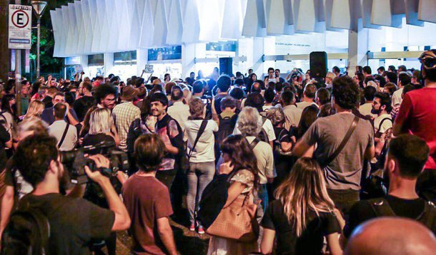 Manifestantes defendem a realização da exposição do artista Pedro Moraleida no Palácio das Artes, em Belo Horizonte (MG); a mostra, chamada de "Faça você mesmo sua Capela Sistina", foi acusada de "promover pedofilia e blasfêmia" por grupos na capital mineira; presente na manifestação, o secretário estadual de Cultura, Juca Ferreira, denunciou o que chamou de "barbárie" que tentaram fazer ao proibir a exposição, além de "produzir medo na sociedade através da demagogia"; assista