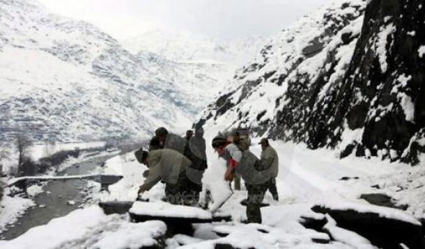 O mau tempo no Afeganistão, com fortes tempestades de neve e avalanches, deixou ao menos 106 mortos e centenas de feridos no último fim de semana; incidente com o maior número de vítimas foi no nordeste do país, perto com a fronteira com o Paquistão, na vila de Nuristan, onde 53 pessoas morreram soterradas pela neve; principal aeroporto do país, localizado em Cabul, foi fechado por causa do gelo na pista; além disso, na estrada de Cabul a Kandahar, a polícia resgatou cerca de 250 veículos que ficaram presos na neve