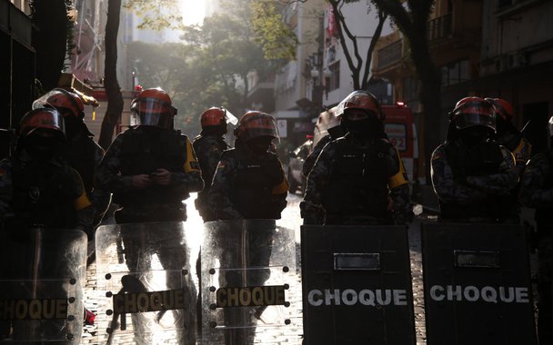 A fim de cumprir a reintegração de determinação da juíza Luciane Marcon Tomazelli, da 1ª Vara Cível do Foro Central, o Batalhão de Operações Especiais (BOP) da BM colocou barreiras bloqueando o trânsito na Rua dos Andradas entre as ruas General Bento Martins e Caldas Júnior; grupos contrários à reintegração estiveram fazendo uma vigília de apoio à ocupação; eles são principalmente ligados ao Movimento de Luta nos Bairros, Vilas e Favelas (MLB)