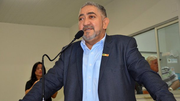 O presidente da Câmara de Imperatriz, José Carlos Soares Barros, é alvo do Ministério Público devido à prorrogação indevida de licitação e suspeita de desvio de dinheiro público por meio de contratos de serviços de publicidade e de Buffet; além do presidente, foram denunciados a empresa Canal Comunicações LTDA e seu dono, Chafi Braide Júnior; a investigação demonstrou que o presidente da Câmara, em 2015, realizou processo de licitação que resultou na contratação da empresa Canal Comunicações pelo valor de R$ 640 mil