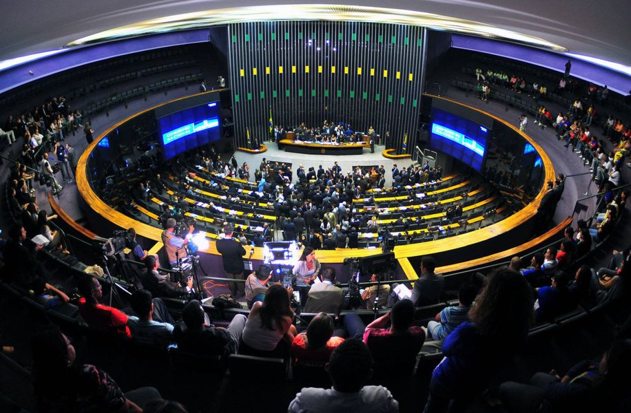 A Comissão de Constituição e Justiça (CCJ) da Câmara aprovou o parecer da deputada Soraya Santos (PMDB-RJ) pela admissibilidade da polêmica Proposta de Emenda à Constituição (PEC) que insere no rol de cargos privativos de brasileiros natos os de senador, governador, vice-governador e de ministro das Relações Exteriores; a proposta foi batizada de "PEC do Amastha", uma referência a uma possível manobra para impedir a candidatura do prefeito de Palmas, Carlos Amastha, ao governo do Tocantins - ele é natural da Colômbia