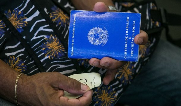 Levantamento do Dieese mostra que o impacto da crise econômica e da alta do desemprego nos últimos anos foi maior entre a população negra; de 2015 para 2016, a taxa de desocupação entre os negros na Região Metropolitana de São Paulo aumentou de 14,9% para 19,4%, enquanto a dos não negros subiu de 12,0% para 15,2%; estudo reafirma também a desvantagem salarial dos trabalhadores negros. Em geral, eles recebem apenas 67,8% do que ganham os brancos