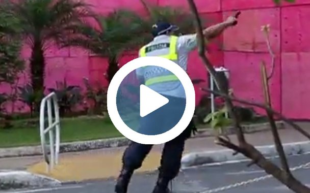 Imagens divulgadas pelo site do jornal O Globo são reveladoras: mostram policiais militares do Distrito Federal sacando armas de fogo e atirando contra manifestantes durante o protesto desta quarta-feira na Esplanada dos Ministérios, que deixou mais de 50 feridos e uma pessoa baleada com arma de fogo; o registro foi do fotógrafo André Coelho; assista