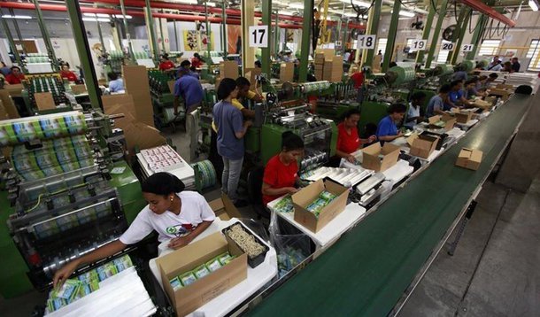 Revisão do PIB relativo a 2015 mostrou que a economia do país caiu naquele ano em volume 3,5% e não 3,8%, segundo dados do Instituto Brasileiro de Geografia e Estatística (IBGE); revisados, os números indicam que o PIB de 2015 fechou em R$ 5,996 trilhões; informações revisadas indicam que a maior queda por setor em 2015 ocorreu na indústria (5,8% em relação a 2014), seguida pela agropecuária (3,3%) e serviços ( 2,7%), o primeiro resultado negativo na série com início em 1996
