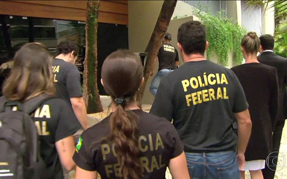 Polícia Federal cumpre nesta quarta-feira, 9, dois mandados de prisão contra dois empresários ligados ao esquema de corrupção envolvendo a Federação das Empresas de Transportes de Passageiros do Estado do Rio de Janeiro (Fetranspor); determinação foi do juiz Marcelo Bretas, da 7ª Vara Criminal Federal, no Rio; alvos dos mandados são empresário Nuno Canhão Bernardes Gonçalves Coelho, em Curitiba, no Paraná; o outro suspeito, Guilherme Neves Vialle, está no exterior
