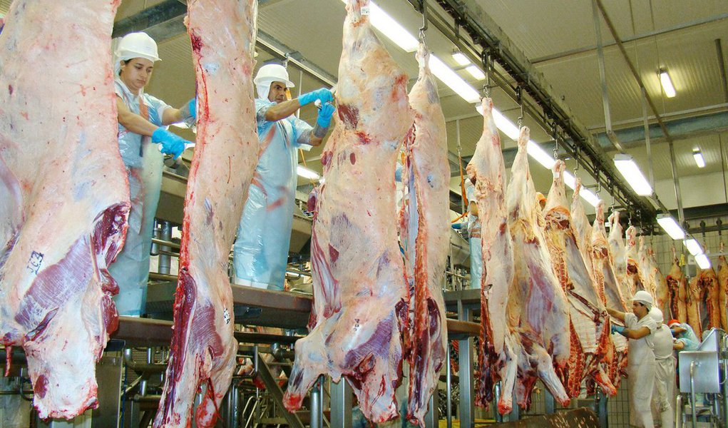 Depois de União Europeia, China e Chile (Coreia do Sul suspendeu a proibição), Hong Kong anunciou o embargo temporário de importação de carne brasileira; o mercado foi um dos destinos da carne alterada de cerca de 20 unidades processadoras investigadas na Operação Carne Fraca, da Polícia Federal