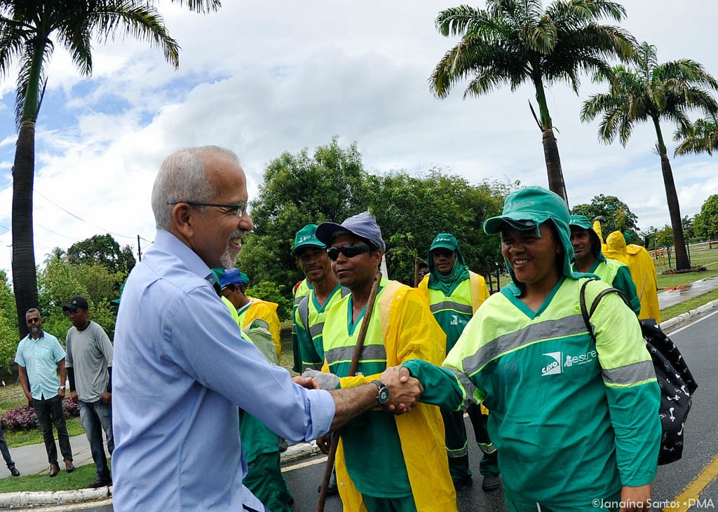 Prefeitura de Aracaju deu início, nesta quarta-feira (5), a um mutirão de manutenção e limpeza das praças públicas e áreas verdes do município; a ação, desenvolvida pela Empresa Municipal de Serviços Urbanos (Emsurb), começou no Parque Governador Augusto Franco (Parque da Sementeira); “Dentro do projeto de reconstrução da nossa cidade, a limpeza é uma das nossas prioridades. Por isso, é tão importante o início desta ação voltada às praças públicas e áreas verdes de Aracaju", disse o prefeito Edvaldo